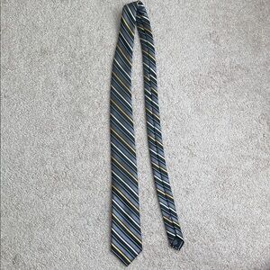 Arrow Striped Tie in Gray and Yellow